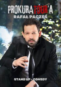 Grafika. Plakat stand-upu. Na zdjęciu kucający mężczyzna w czarnym garniturze. Ma ciemne włosy brodę i wąsy. Pali papierosa. W tle w zaroślach widoczne srebrne auto. Nad mężczyzną napis: Prokuratour'a. Rafał Pacześ.