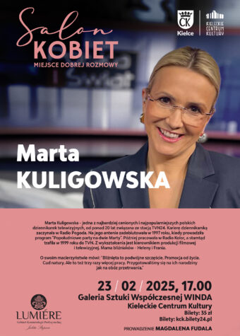 Grafika. Plakat salonu kobiet. Na górze strony zdjęcie uśmiechniętej, gładko zaczesanej blondynki. Kobieta ma na nosie okulary. Poniżej podpis: Marta Kuligowska. Na dole strony na różowym tle napis: 23 lutego godz. 17. Galeria Sztuki Współczesnej Winda. Bilety 35 zł. Bilety: kck.bilety24.pl