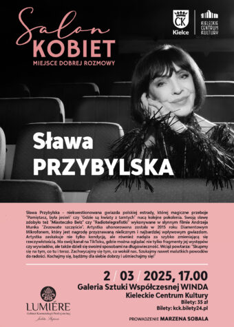 Grafika Salonu Kobiet. Na górze czarno-białe zdjęcie starszej, uśmiechniętej kobiety. To Sława Przybylska. Ma proste, ciemne włosami do ramion i grzywkę na czole. Poniżej na różowym tle data: 2 marca godz. 17, Galeria Sztuki Współczesnej "Winda". Bilety 35 zł. Bilety kck.bilety24.pl