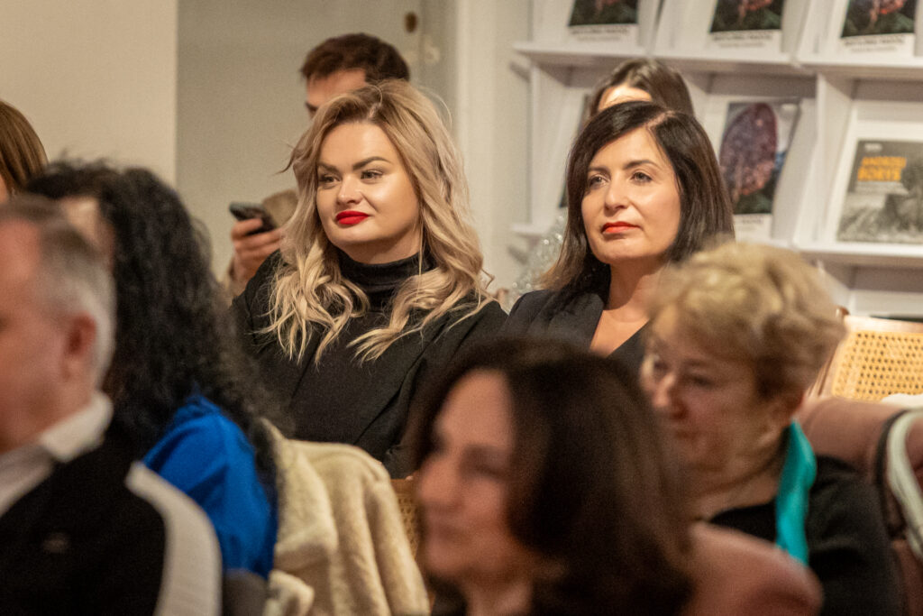 Zdjęcie. Widownia Salonu Kobiet. Obok siebie siedzą dwie kobiety: to była dyrektor KCK Augustyna Nowacka i była prowadząca Salon Kobiet Aleksandra Bielecka.