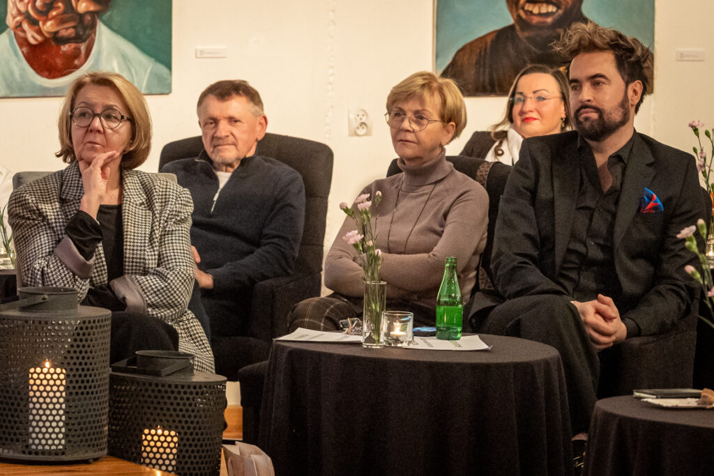 Zdjęcie. Widzowie Salonu Kobiet. Na pierwszym planie wizedyrektor KCK Artur Wijata i prowadząca Salony Marzena Sobala.