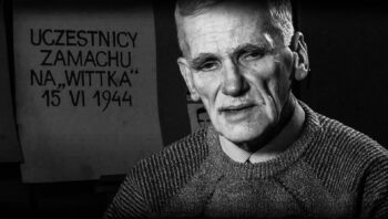 Czarno-białe zdjęcie. Starszy mężczyzna z pooraną zmarszczkami twarzą. To Krzysztof Witkowski.
