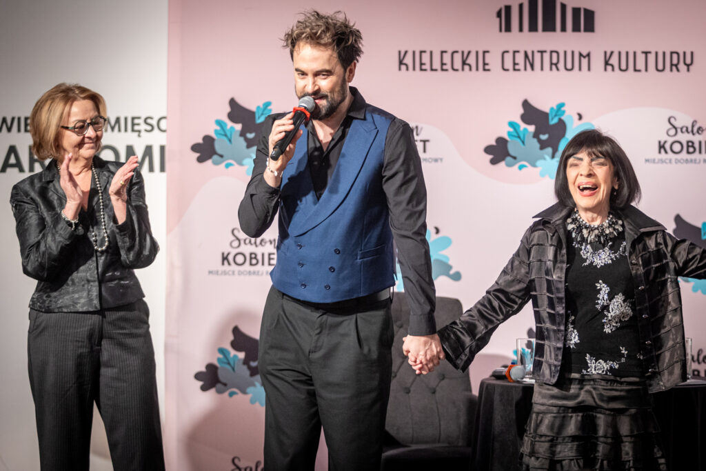Zdjęcie. Trzy osoby na scenie podczas Salonu Kobiet. Od prawej: Sława Przybylska, wicedyrektor KCK Artur Wijata i prowadząca spotkanie Marzena Sobala. 