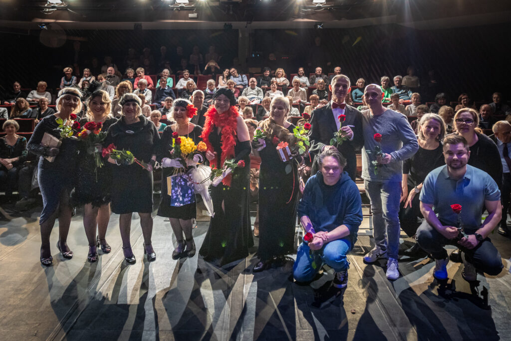 Zdjęcie. Ekipa Teatru bez Suflera. i obsługa techniczna spektaklu W tle pełna widownia Małej Sceny KCK.