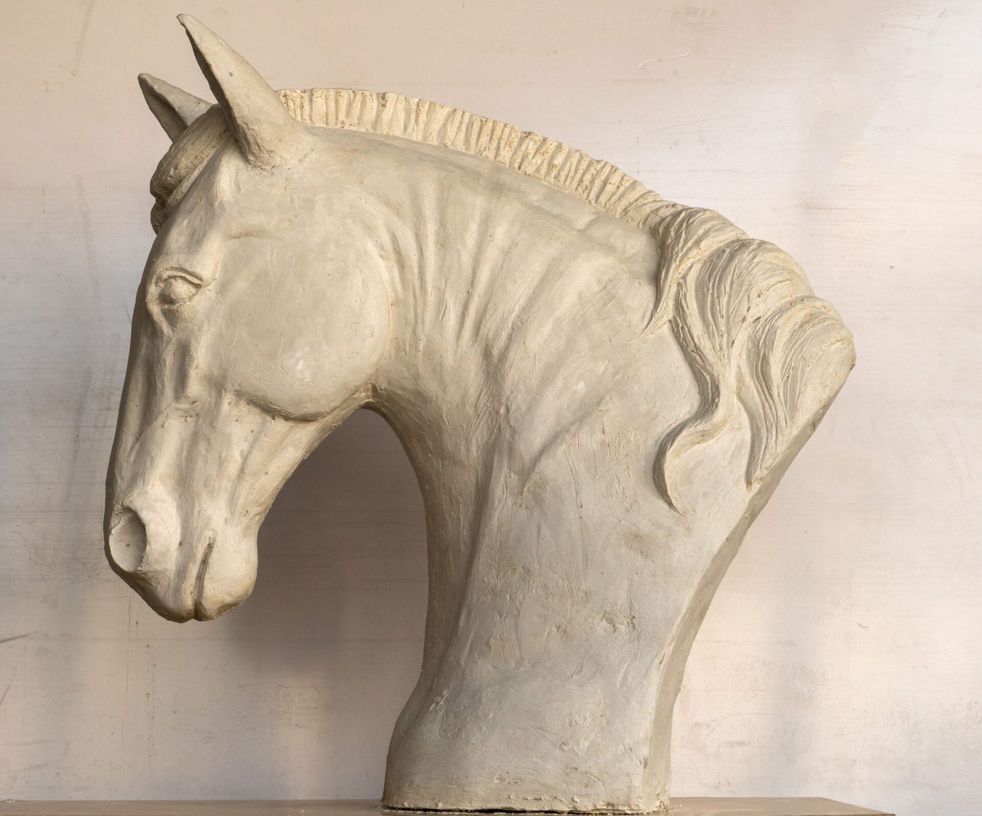 Zdjęcie. Ceramiczna i realistyczna głowa konia.