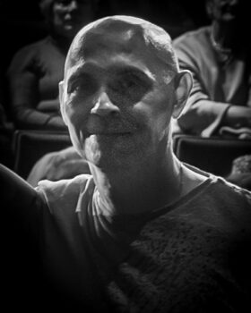 Czarno-białe zdjęcie. Łysy uśmiechnięty mężczyzna . To Zbigniew Smulski.