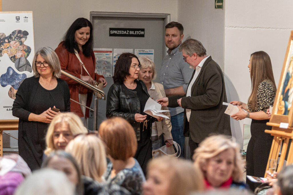 Zdjęcie. Widzki spotkania z Katarzyną Bosacką schodzą po schodach w Galerii Winda.