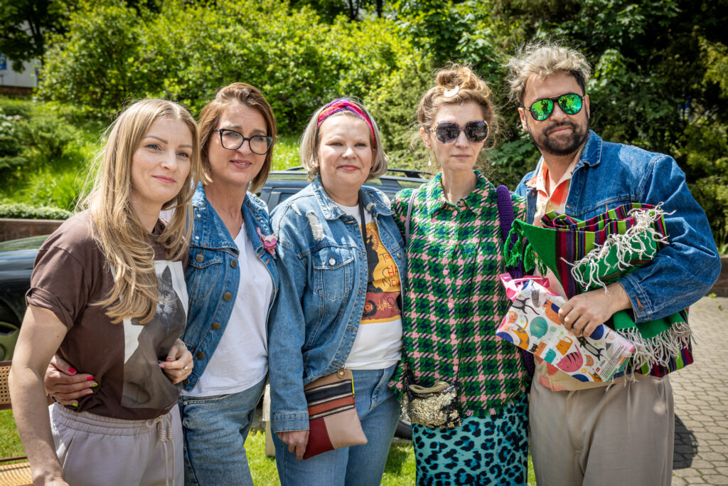Zdjęcie. Pięć osób pozuje do zdjęcia. To 3 przedstawicielki fundacji Kocie Dobro, Agata Buzek i Artur Wijata.