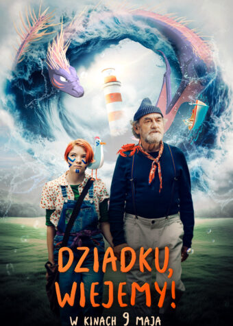 Grafika. Plakat filmu familijnego "Dziadku wiejemy". Na zdjęciu dwie osoby. Starszy mężczyzna w czapce na głowie. To aktor Jan Peszek. Obok młoda dziewczyna o rudych włosach. To aktorka Anna Nowak. W tle rysunkowy smok i latarnia morska. W dolnej części grafiki napis: Dziadku, wiejemy! w kinach od 9 maja.