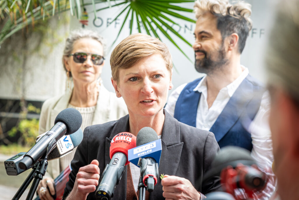 Zdjęcie. Prezydentka Kielc Agata Wojda mówi do mikrofonów podczas konferencji dotyczącej OFF Fashion.