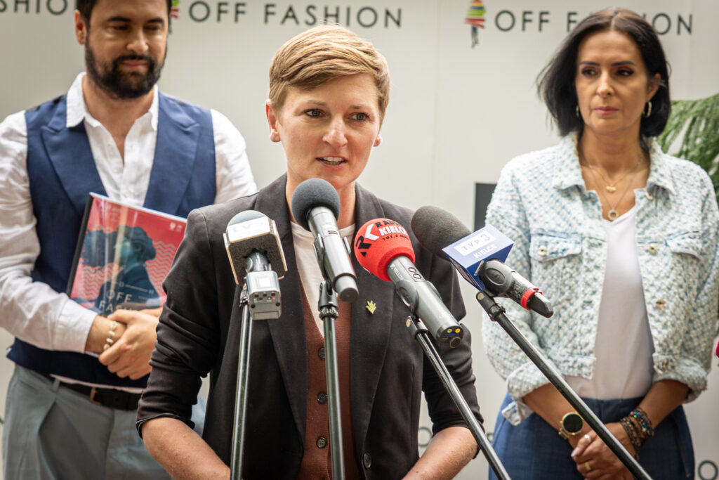 Zdjęcie. Prezydentka Kielc Agata Wojda mówi do mikrofonów.