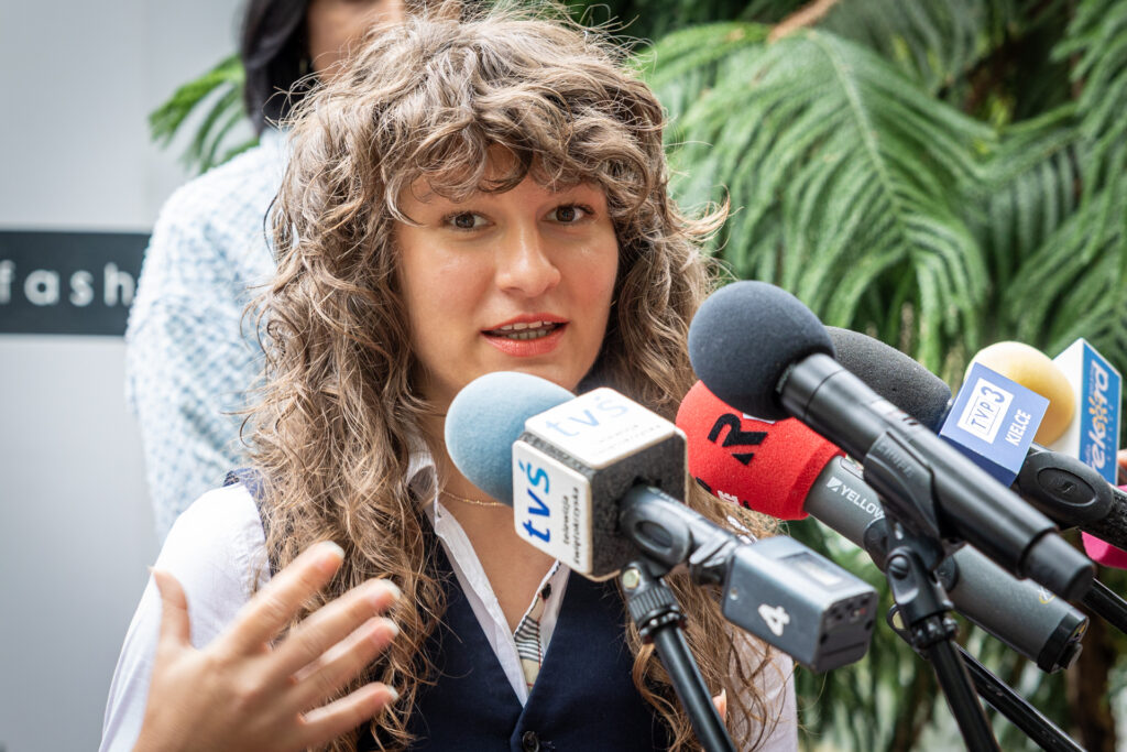 Zdjęcie. Agata Chrobot z Vive mówi do mikrofonów.