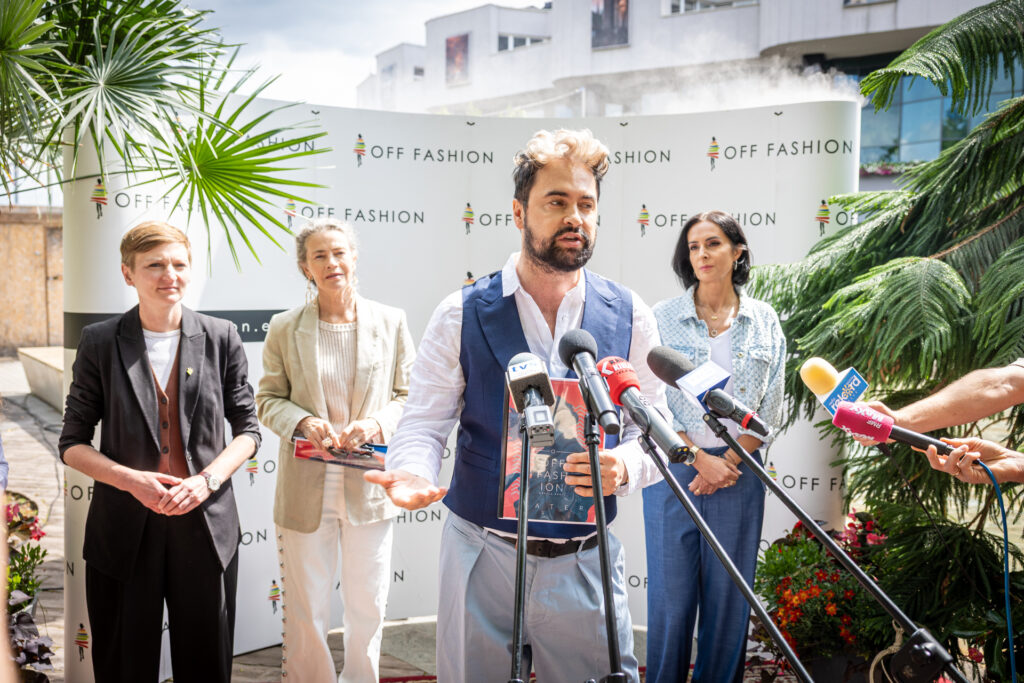 Zdjęcie. P.O. dyrektor KCK Artur Wijata mówi do mikrofonu podczas konferencji prasowej dotyczącej OFF Fashion.