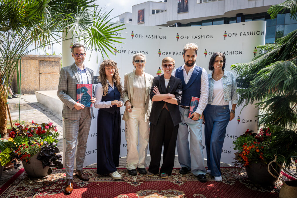 Zdjęcie. Ekipa konferencji prasowej poświęconej OFF Fashion. Na tle ścianki pozują. Od lewej: wiceprezydent Kielc Tomasz Porębski, Agata Chrobot, przedstawicielka ViVe Textile, Lidia Popiel, fotografka i modelka. prezydentka Kielc Agata Wojda, p.o. dyrektor KCK Artur Wijata i Anna Skuratowicz-Cedro, choreografka i koordynatorka konkursu.