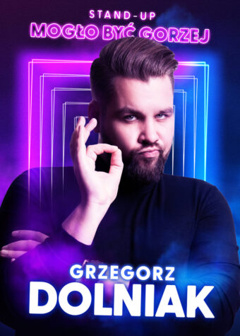 Grafika. Plakat wydarzenia stand-up. Na granatowo-różowym tle zdjęcie młodego mężczyzny. Ma zaczesaną na lewą stronę i do góry grzywkę, wąsy i brodę. Mina sugeruje pewność siebie z odrobiną pogardy. Prawą dłoń podnosi do góry. Pokazuje literę o, łącząc kciuk z palcem wskazującym. Nad zdjęciem napis: Stand-up "Mogło być gorzej". Przy dolnej krawędzi grafiki białe litery: Grzegorz Dolniak.