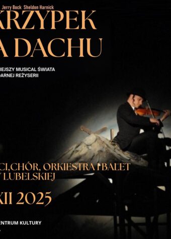 Grafika. Plakat musicalu "Skrzypek na dachu". Zdjęcie mężczyzny w czarnym garniturze i kapeluszu z widocznymi kręconymi pejsami. Mężćzyzna siedzi na dachu i gra na skrzypcach. Powyżej tytuł: "Skrzypek na dachu" poniżej data: 20 grudnia 2025, godz. 18 Duża Scena KCK. Soliści, chór, orkiestra oraz balet Opery Lubelskiej.