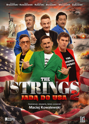 Grafika. Plakat spektaklu "The Strings jadą do USA". Na plakacie zdjęcia 6 mężczyzn w kolorowych marynarkach. Każdy ma dziwną minę. Wśród nich m.in. Bartosz Żukowski, Michał Koterski.
